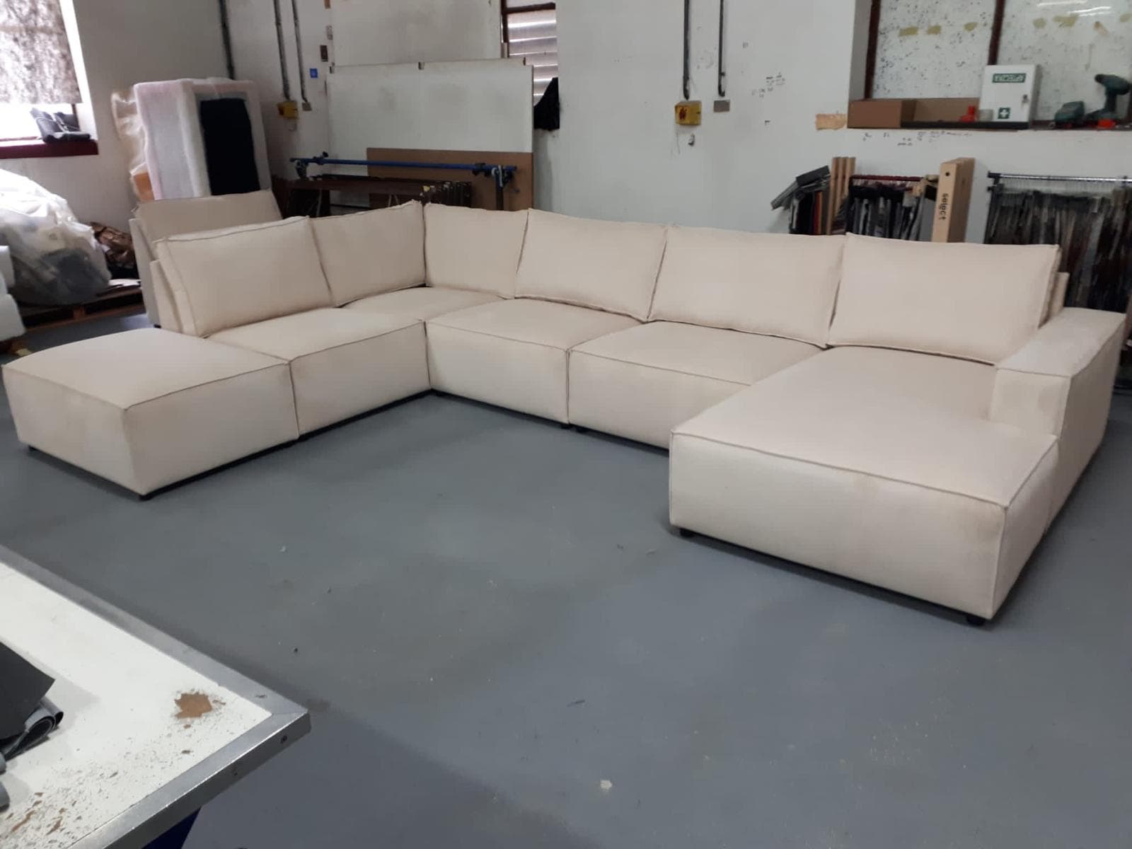 Modulair hoekbankstel in crèmekleurige stof, klaar in onze werkplaats