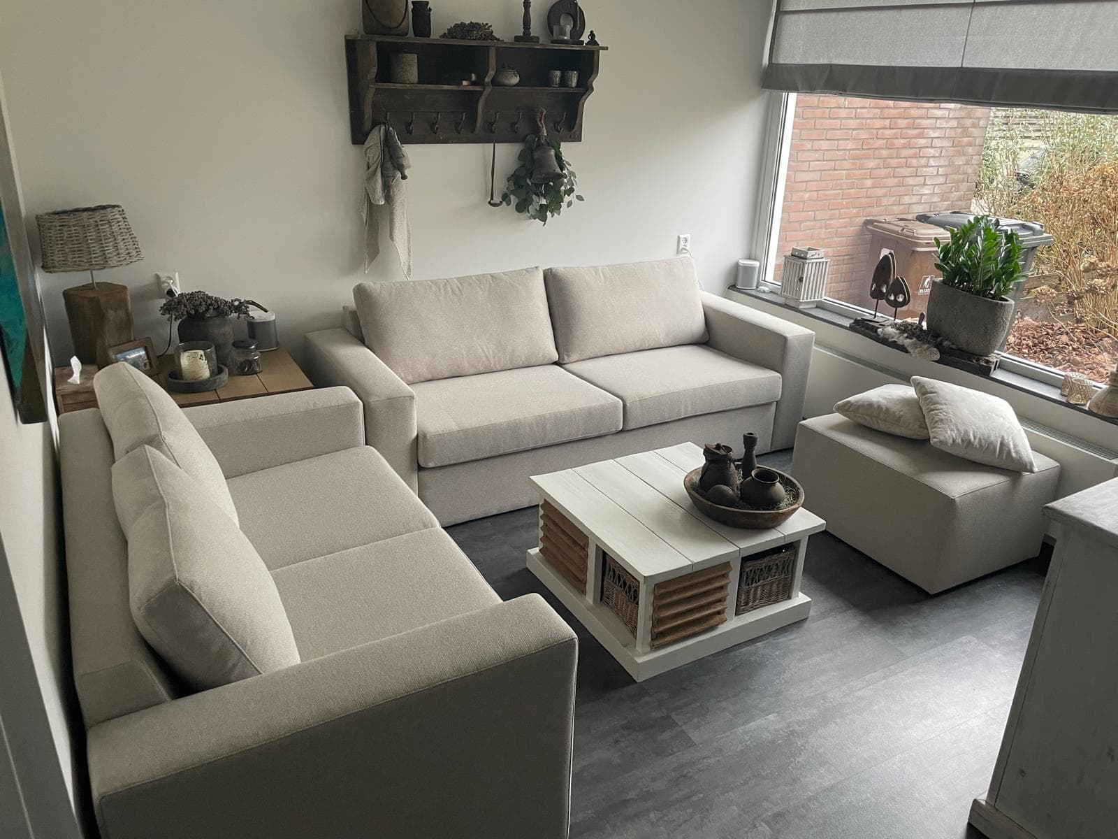 Opnieuw gestoffeerde banken in een lichte woonkamer