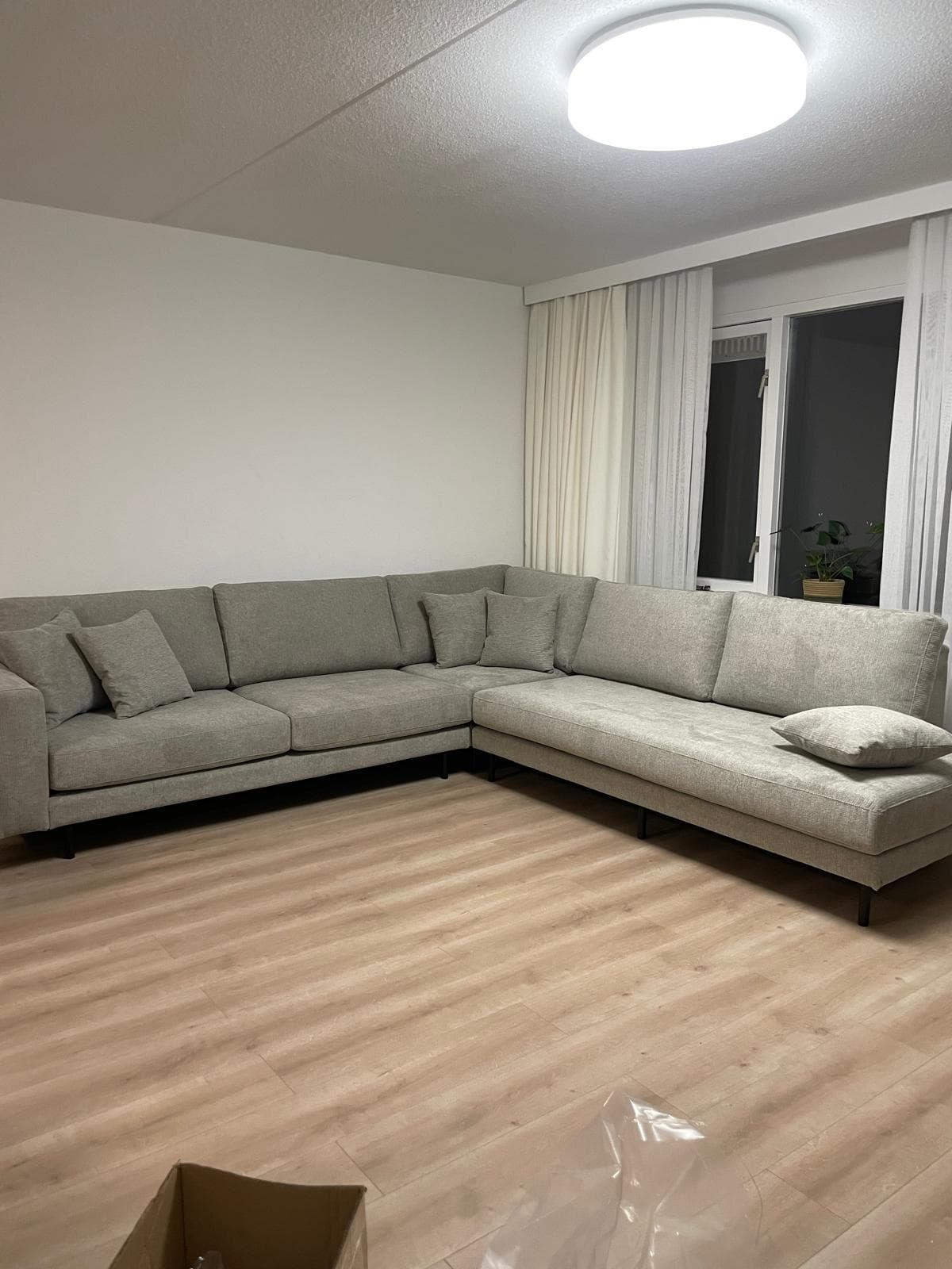 Grijze hoekbank in een appartement