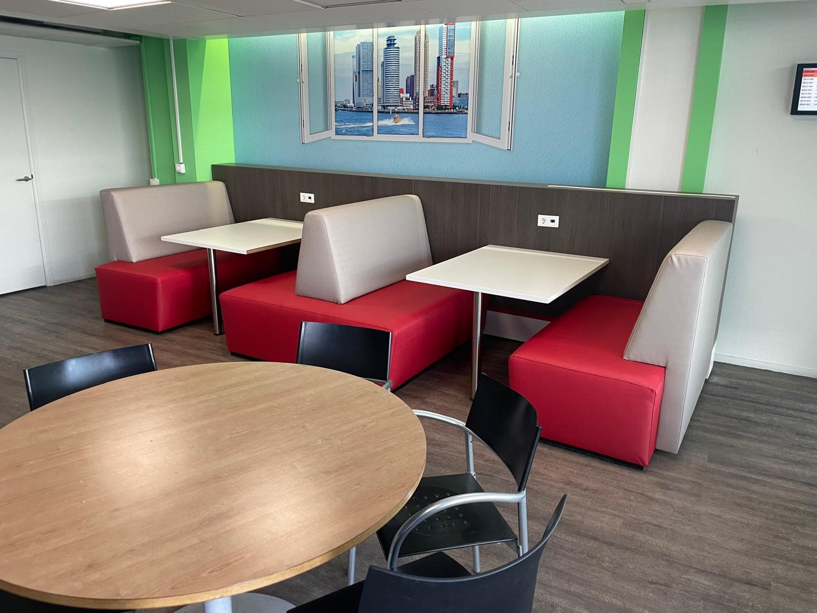 Horecabanken in rood skai met beige rugleuningen in een bedrijfskantine