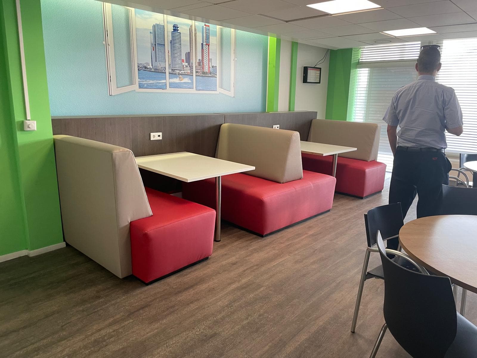 Opnieuw beklede stoelen rond een tafel