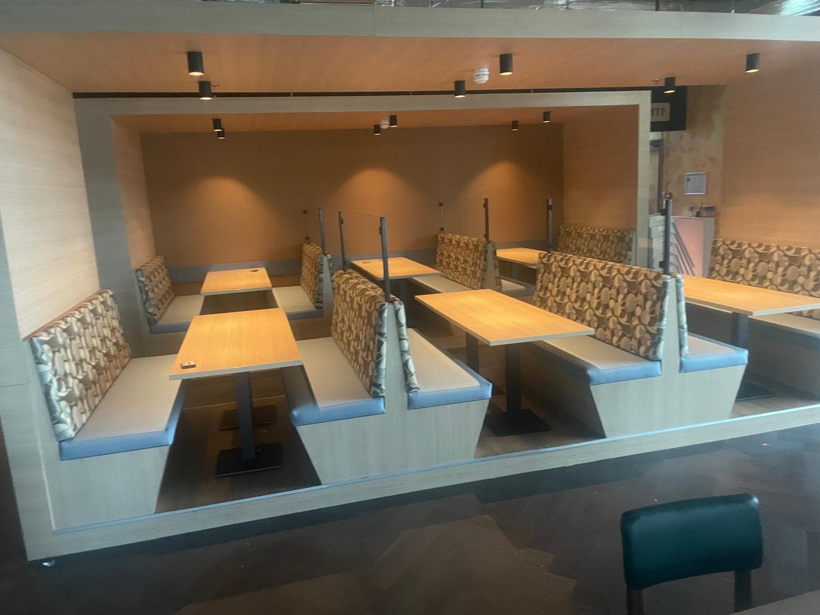 Restaurantbanken in gedessineerde stof