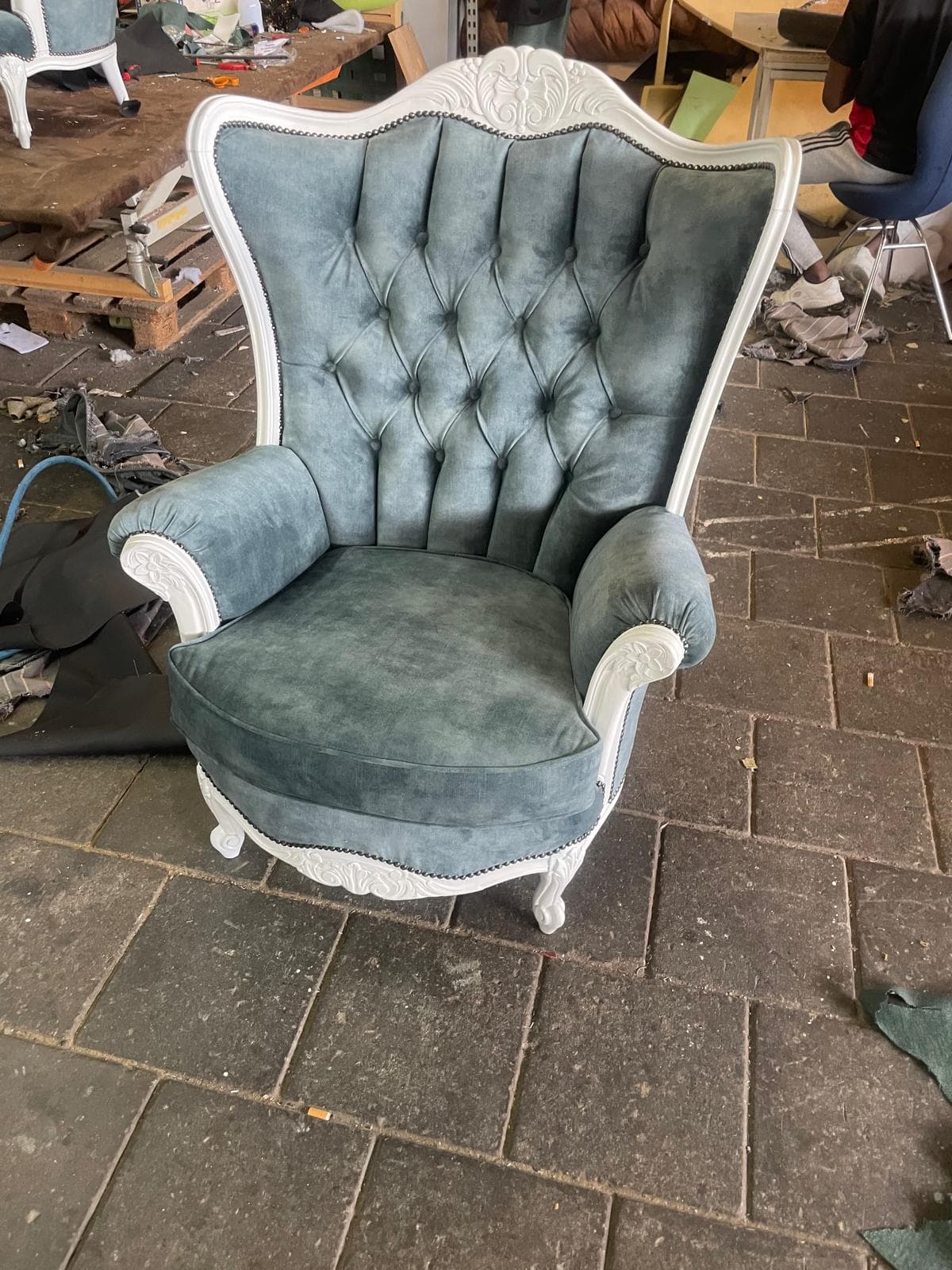 Barokke fauteuil, opnieuw gestoffeerd in petrolgroen velours